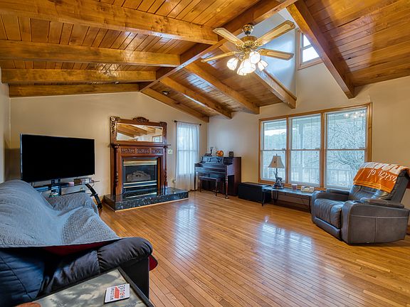 4th image of 205 Foothills Dr