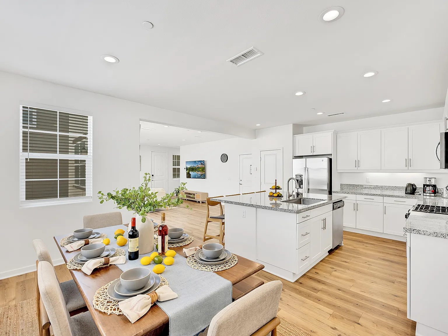 5 bed, 2439 sqft, $8,500 — Photo 4