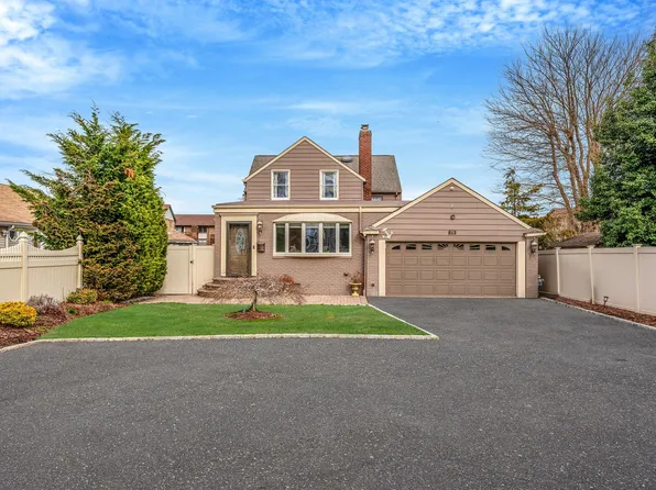 179 Baylawn Avenue, Copiague, NY 11726