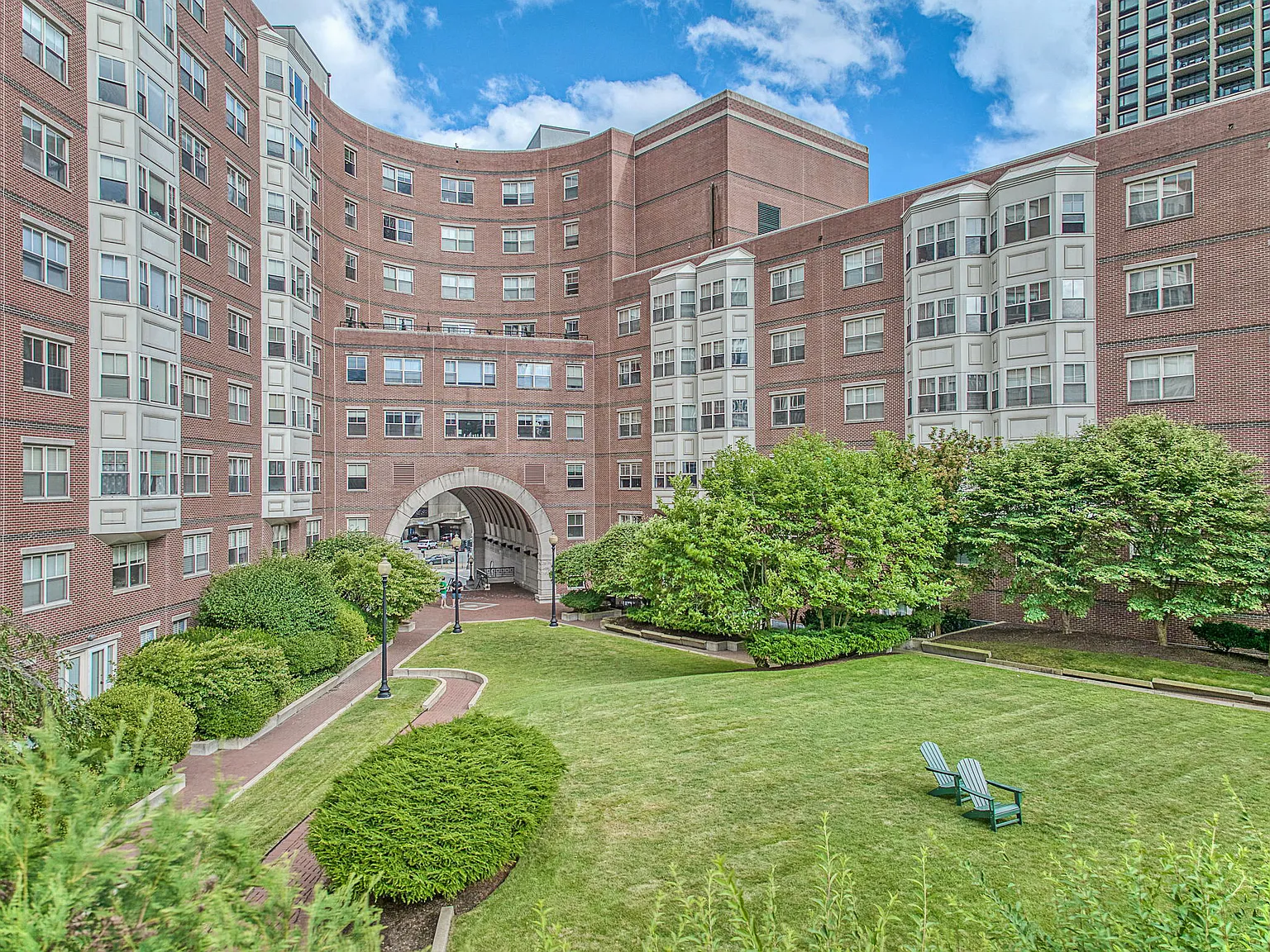 2 bed, 1.5 bath, 1099 sqft, $4,350 — Photo 2