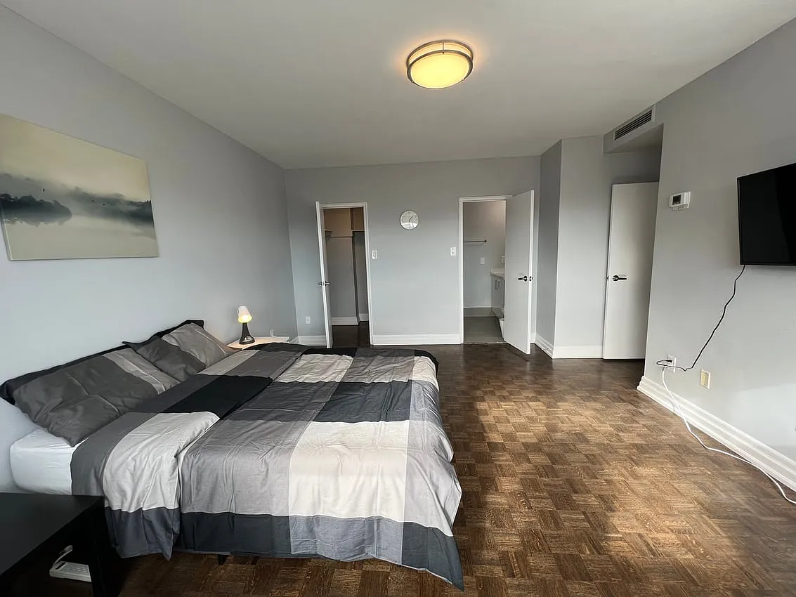 Master Room - Walmer Road & St. Clair Avenue West — Photo 3