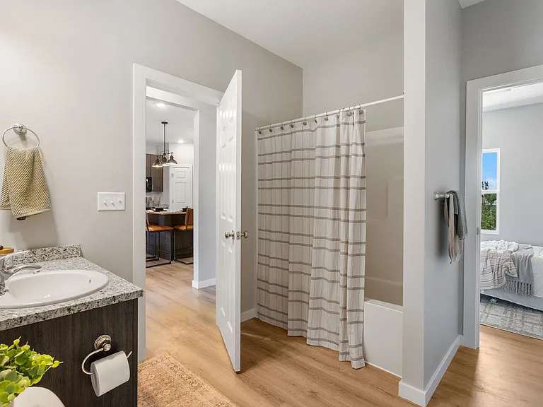665 E Forest St — Photo 30