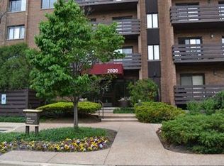 2000 Chestnut Ave APT 102, Glenview, IL 60025