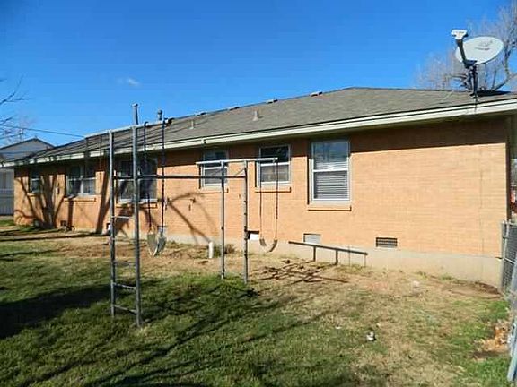 4th image of 715 NW 35th Pl