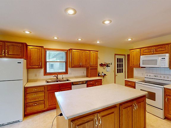 4th image of 208 W 9th St