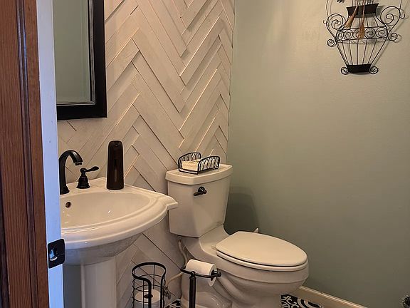 5th image of 915 Bergen Ct