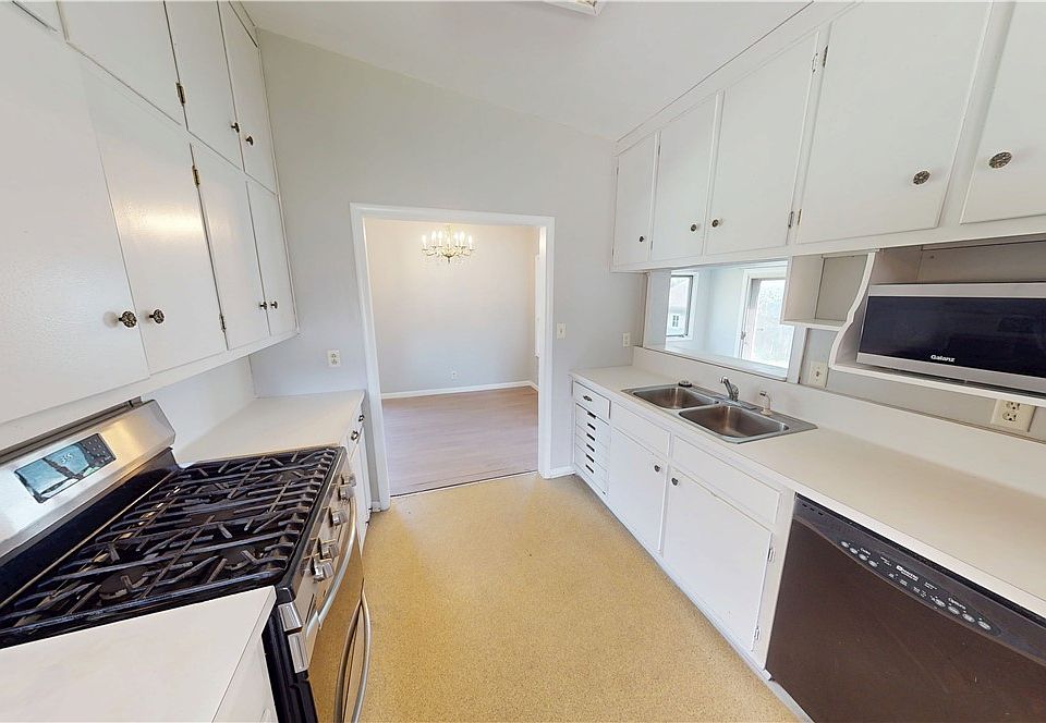 19th image of 1635 Robinson St