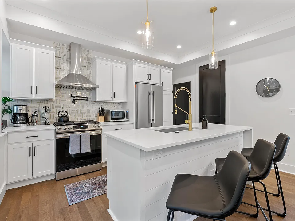 198 W 6th Ave