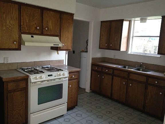 2nd image of 3650 Hemlock Ln
