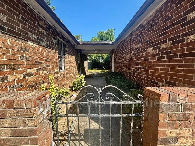 3 bed, 2.0 bath, 1392 sqft, $1,600 — Photo 3