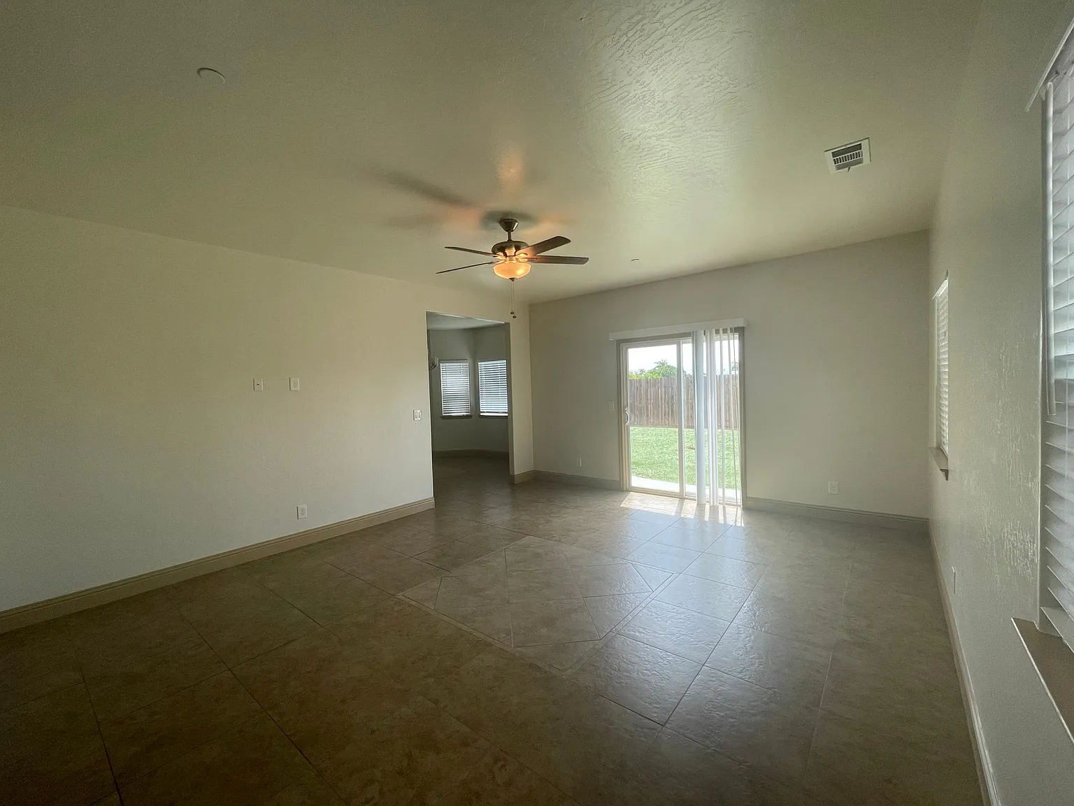 4 bed, 2.5 bath, 2283 sqft, $2,600 — Photo 2
