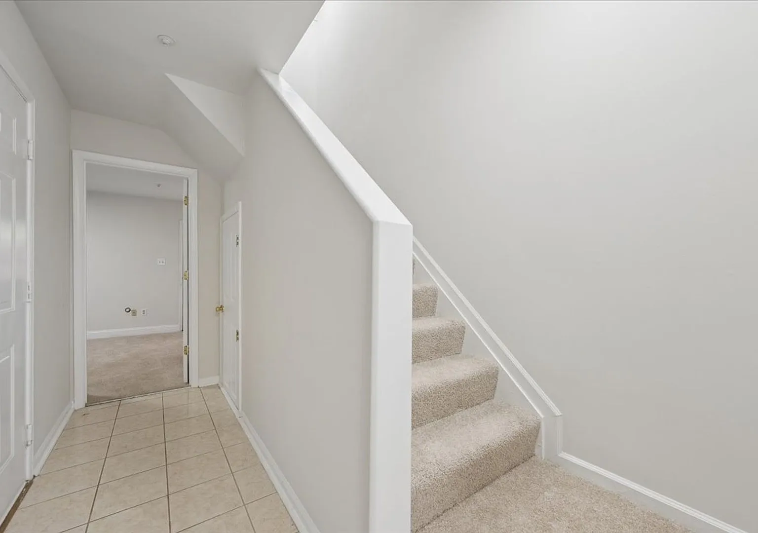 Garage Townhouse For Lease — Photo 2