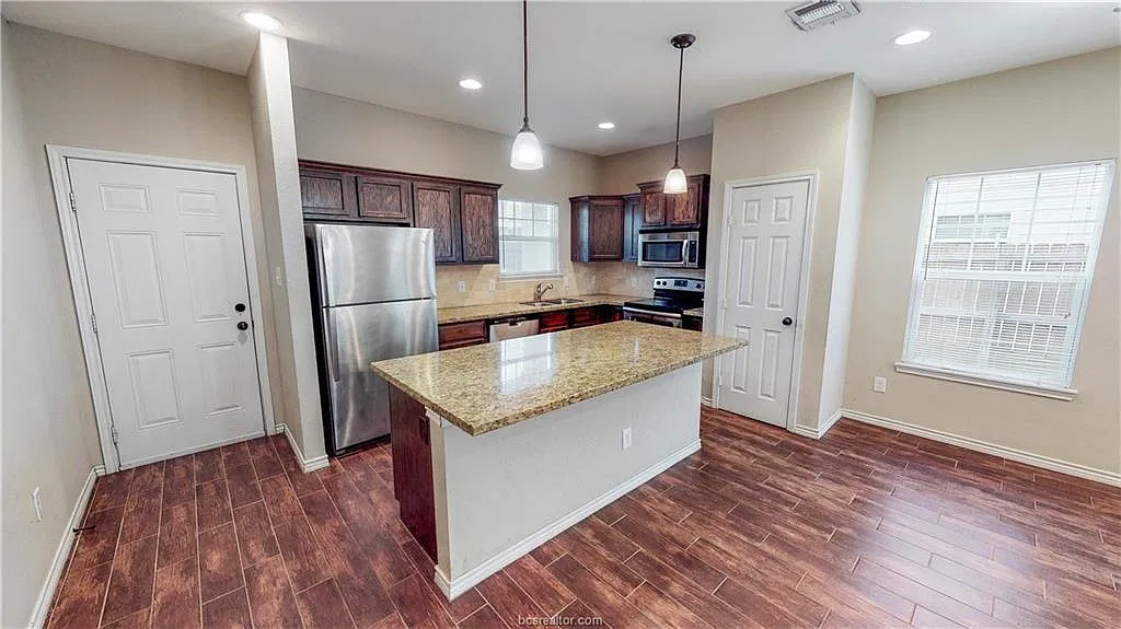 105B Richards St — Photo 4