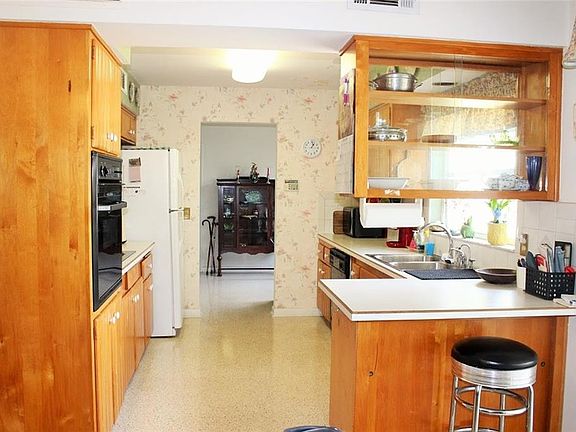 4th image of 1708 Emerald Dr