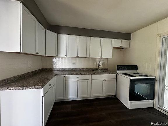 3rd image of 26367 Ridgemont St