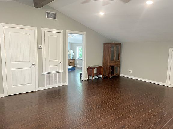 4th image of 638 W Elmira St #3