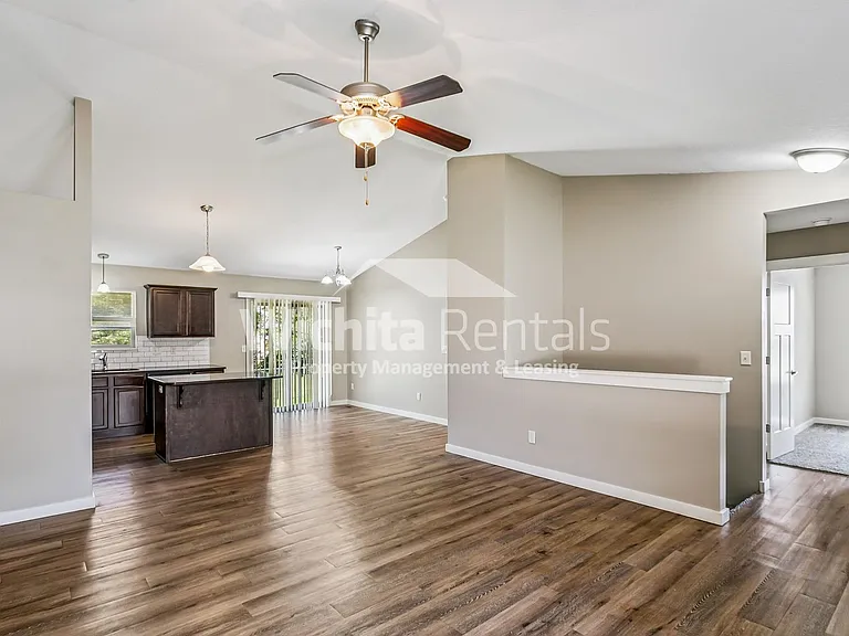 146 N Jackson Heights Ct — Photo 2