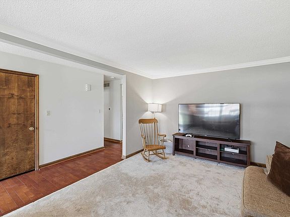 4th image of 2458 Jamestown Dr