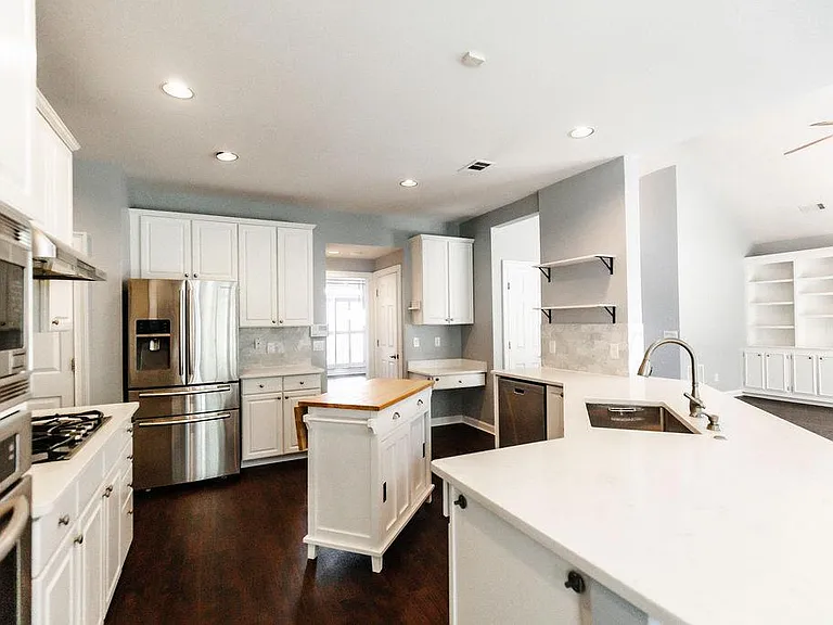 Fully equipped kitchen with top-of-the-line appliances and quartz countertop
