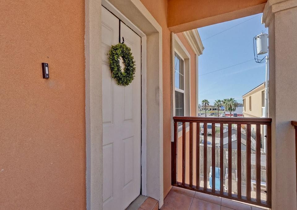1st image of 102 E Capricorn Dr