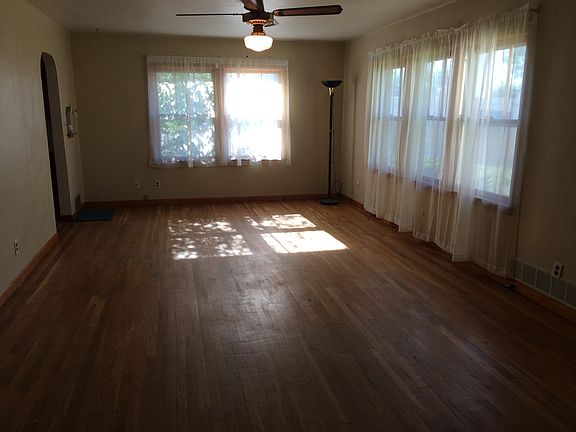 2nd image of 201 W Avenue B