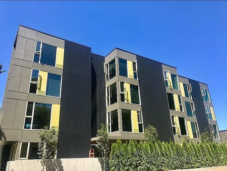 Top Floor Modern Studio w/ W&D, D/W, and Condo Finishes! — Photo 2