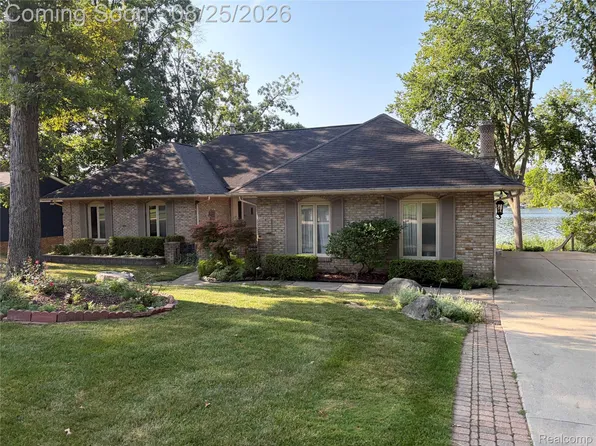 152 Overlake Dr, Lake Orion, MI 48362