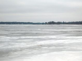 125 Manor Ave, Fox Lake, IL 60020