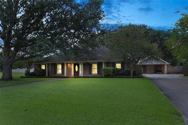 1st image of 3 Turnberry Dr