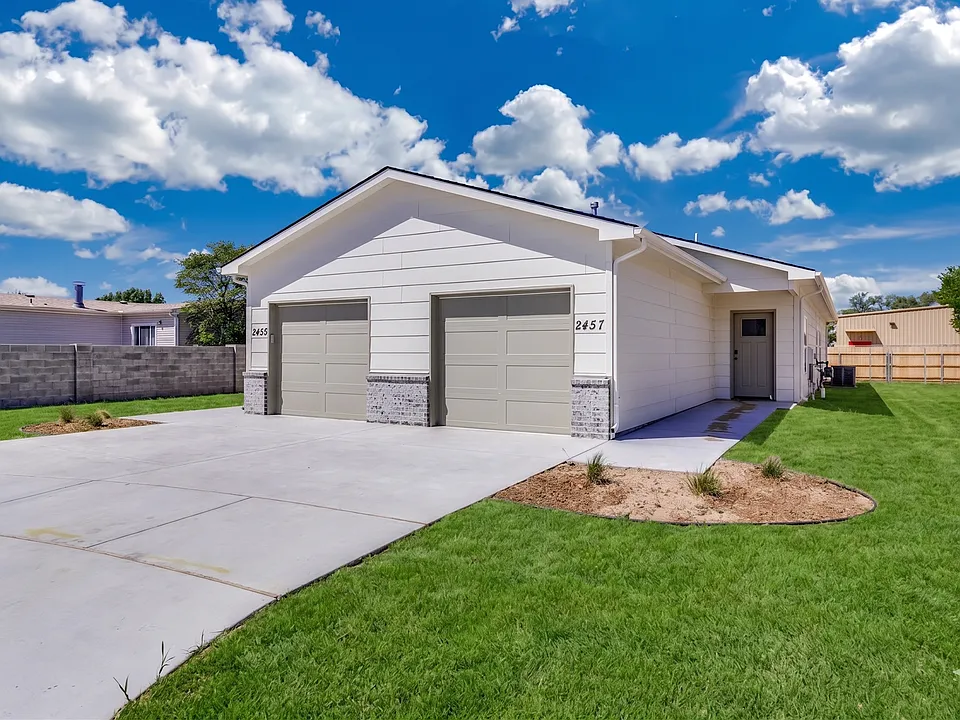 2411 W Macarthur Rd