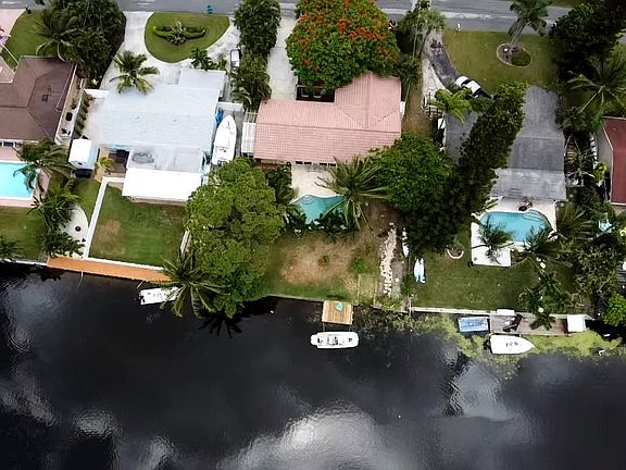4th image of 2752 SW 10th St