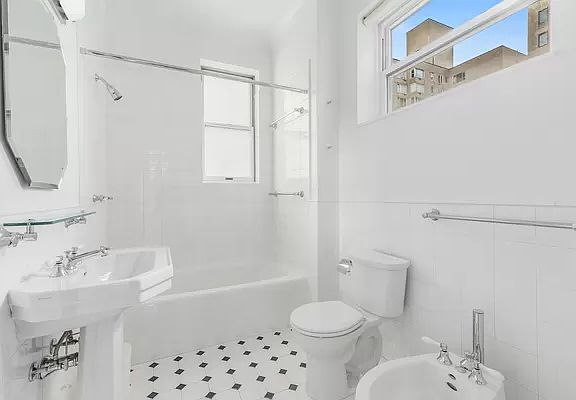 5th image of 12 E 87th St APT 8B