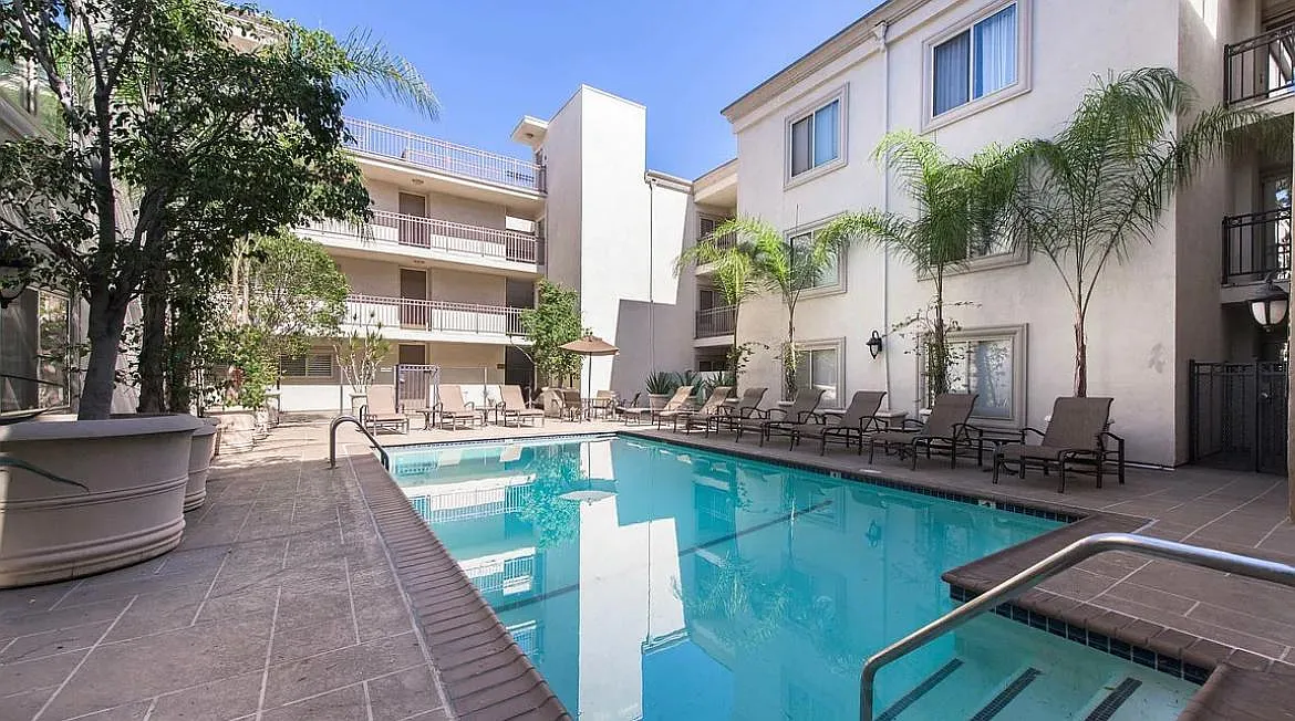 Building Photo - 141 S Clark Dr #412