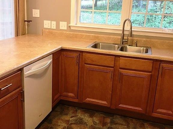 4th image of 20 Loney Cir