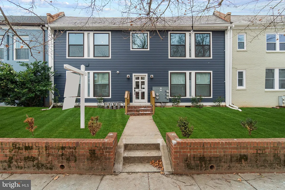 Photo 2 of 12 - 1605 F St NE #3 - Washington, DC Building Photo - 1605 F St NE #3