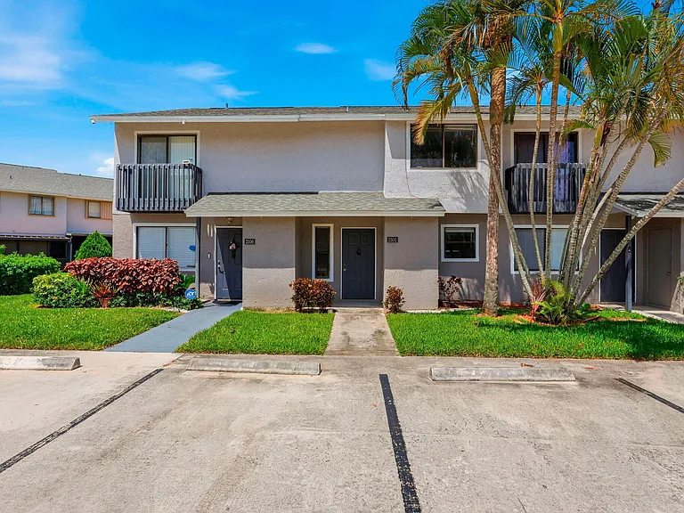2305 Seaside Dr — Photo 1