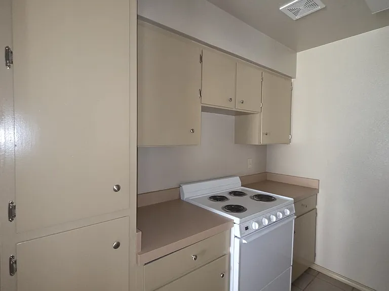 2219 E Travis St #206 — Photo 4
