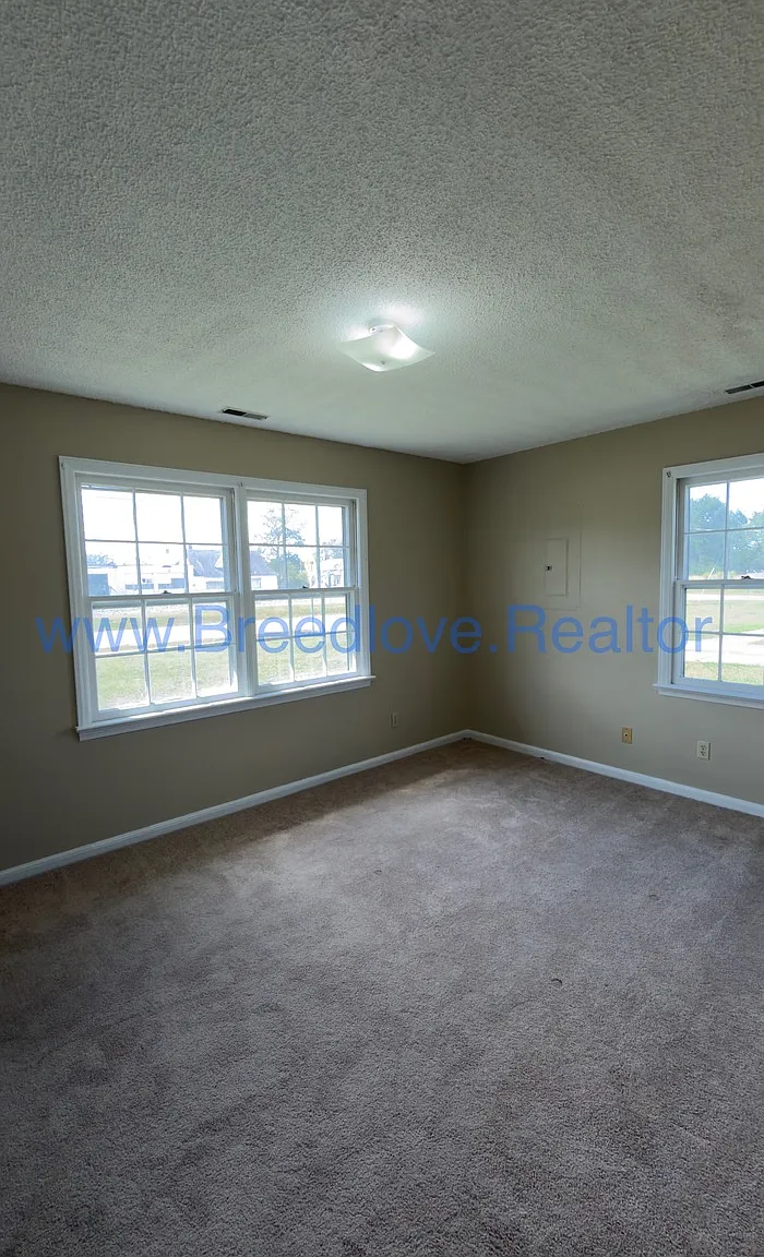3 bed, 1.0 bath, 995 sqft, $1,000 — Photo 4