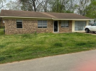 213 S Crawford St, Mineral Springs, AR 71851