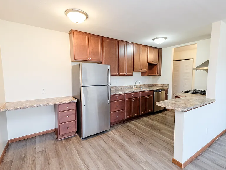 Queen Terrace Apartments — Photo 20