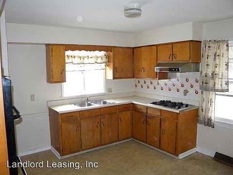 3rd image of 2935 Caroline Ave