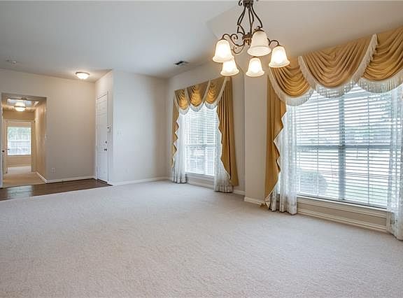 5th image of 6406 Amesbury Ln