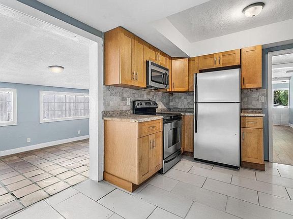 5th image of 713 N C St