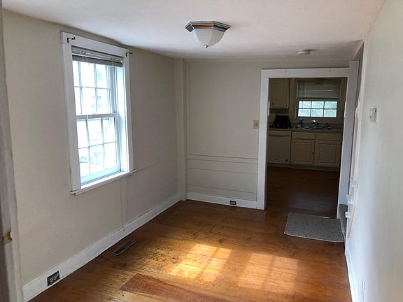 Small dining room or office space.