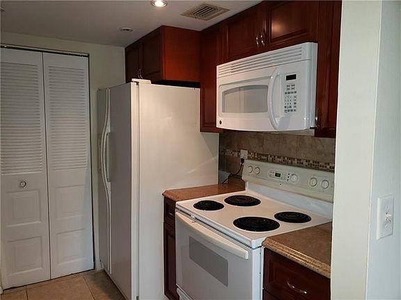 2nd image of 500 NE 2nd St APT 425