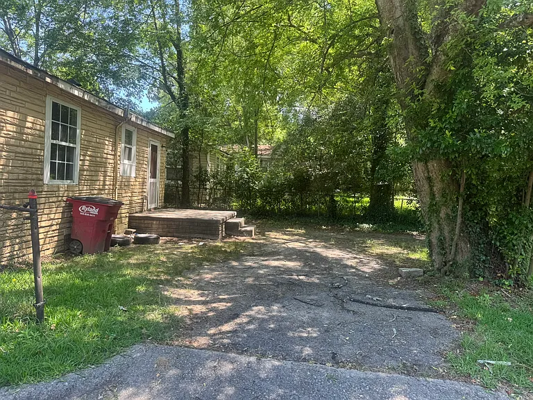 1503 Wellworth Ave — Photo 3