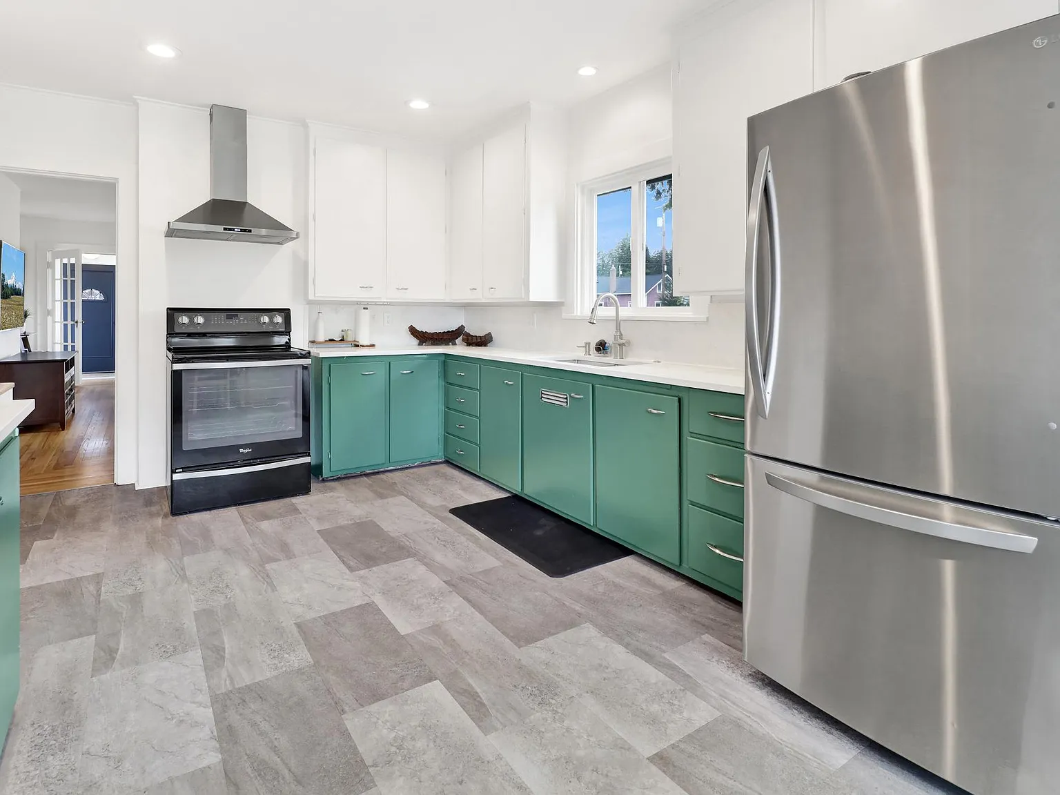 3 bed, 1072 sqft, $3,950 — Photo 3