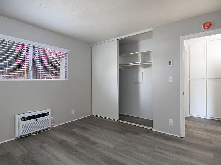 Lakeshore Villa Apartments — Photo 30