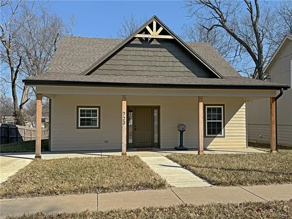 723 S Locust St, Ottawa, KS 66067