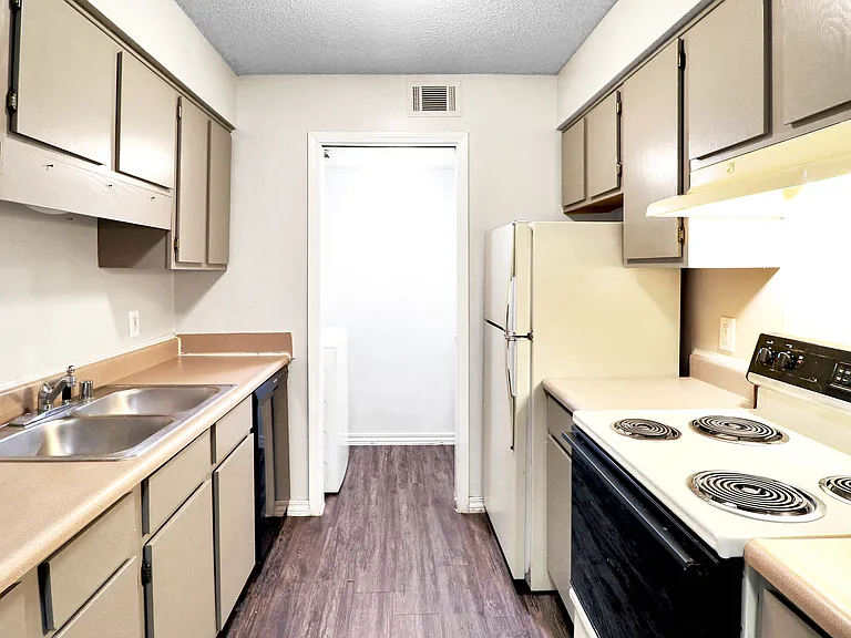 Chamberland Square Apartments — Photo 10